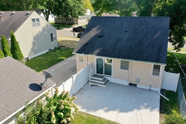 Photo - 1863-17 1/2 17 1/2 St NW