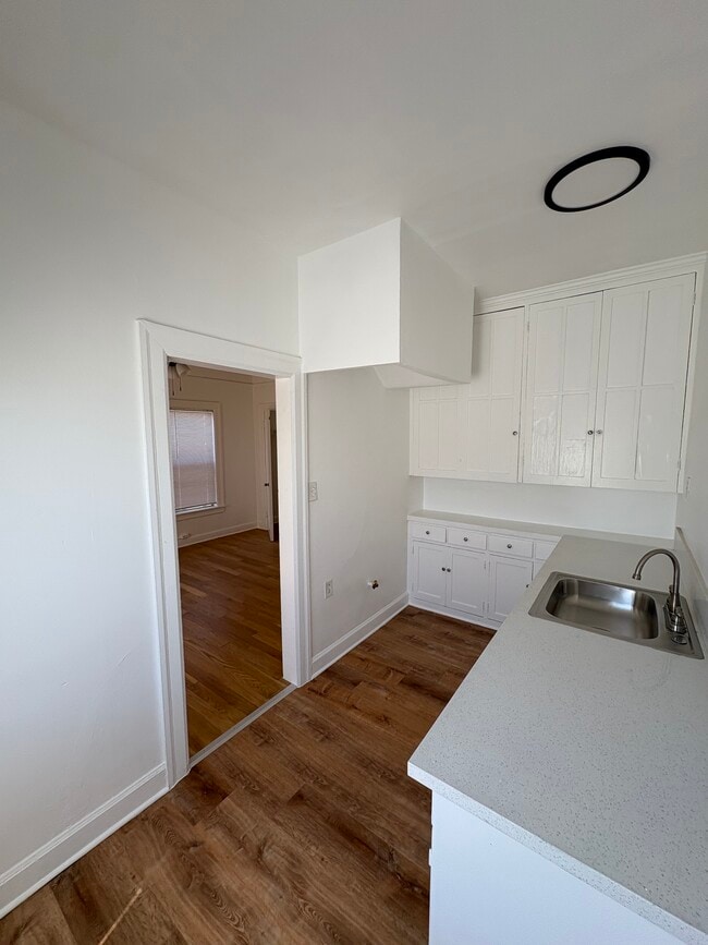 Building Photo - 255 S Catalina St Rental
