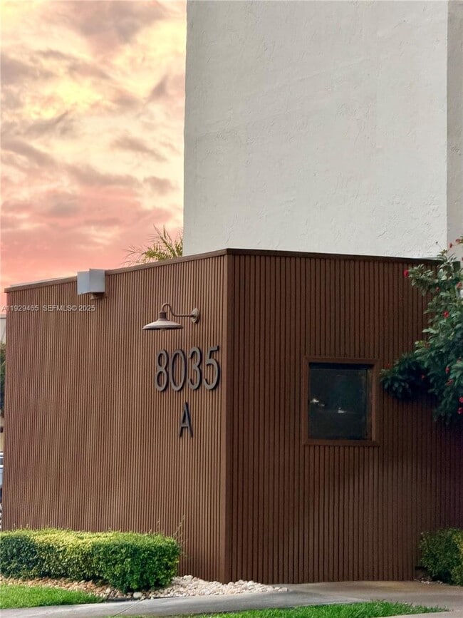 Building Photo - 8035 SW 107th Ave Unit 317