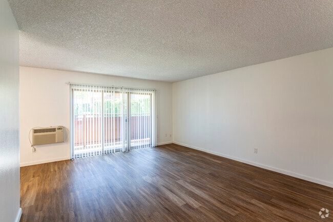 2 BR, 2 BA - 1045 SF