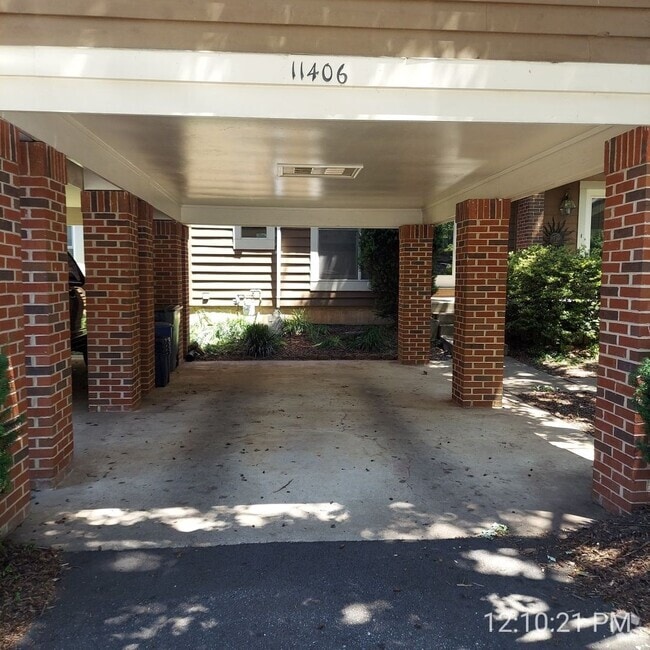Building Photo - Spacious And Sun-Filled 3 Bedroom 2.5 Bath... Rental