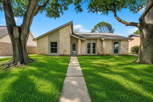Building Photo - 21323 Park Bluff Dr