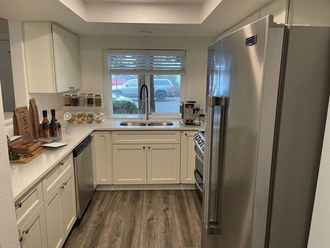 Photo - 4292 Meadowbrook Ct NE