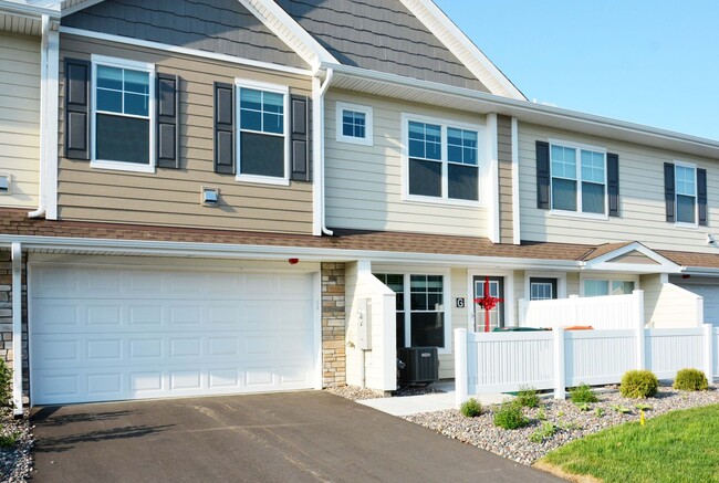 Building Photo - Beautiful 3-Bed 3-Bath Townhome in Blaine!