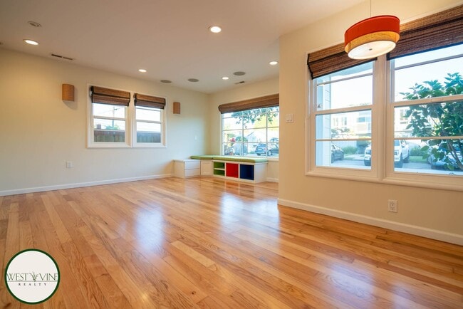 Building Photo - Lovely 3 Bed Home Steps From Santa Cruz Harbor