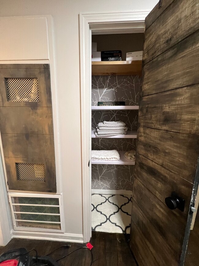 Armario del pasillo - 1905 2nd Ave N