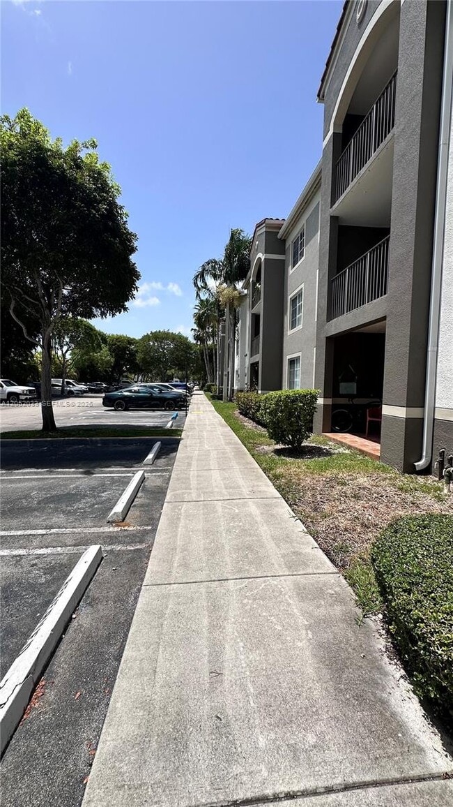 Building Photo - 6861 SW 44th St Unit 209