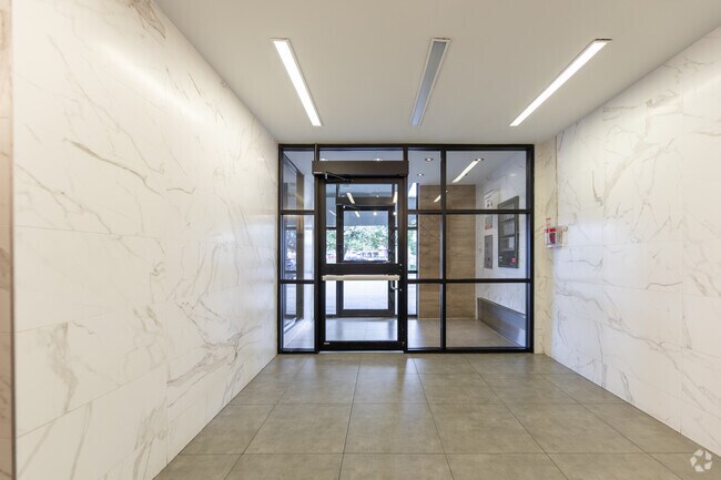 Hall d'entrée - 2600 Jane St