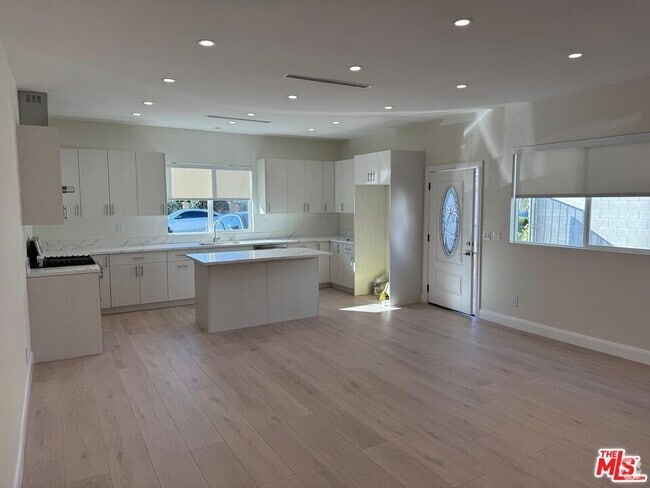 Building Photo - 6458 Nagle Ave Rental