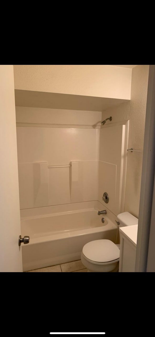 Building Photo - 864 E Church Ave