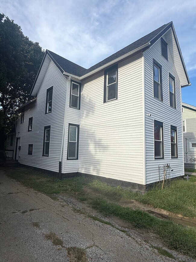 Building Photo - 3202 Bradwell Ave Unit 2