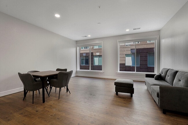 Building Photo - 635 Slaters Ln Unit # 109 Rental