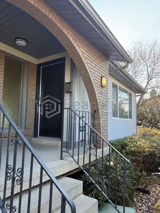 Photo - 2025 Broadmoor St S