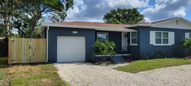 Photo - SPACIOUS 3 BEDROOM 2 BATH - ST. PETERSBURG, FL