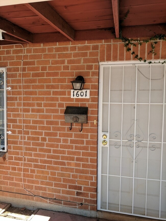 Building Photo - 2 Bedroom and 1 Bath Rental