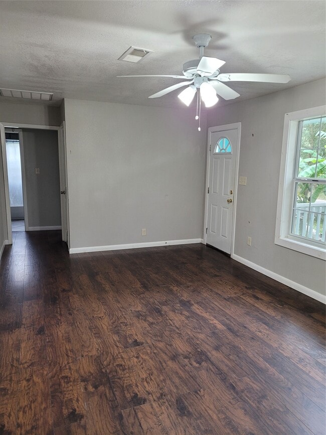 Building Photo - 822 Retama St