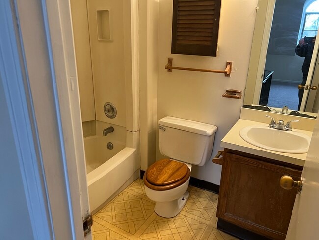 Photo - 17 Charter Oak Pl Unidad 2