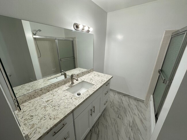 Unit 12 - 2 bedroom (2nd floor) - 20336 Cohasset St
