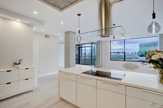 Building Photo - 14 Greenway Plz Unit 15L