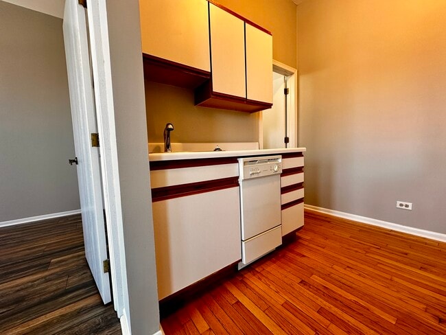 Photo - 556 W 37th St