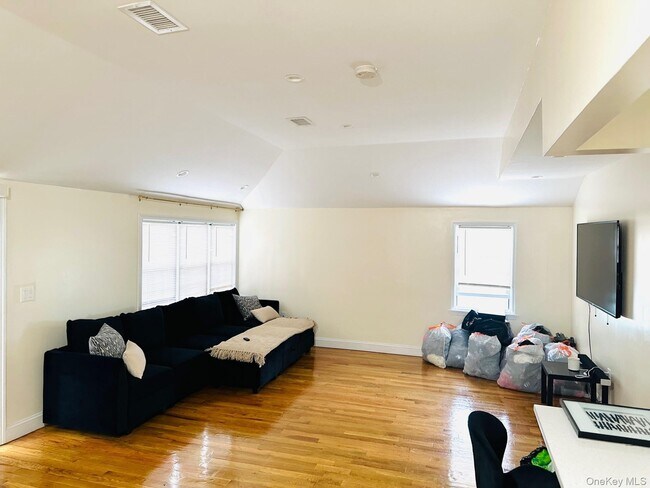 Photo - 114-32 168th St