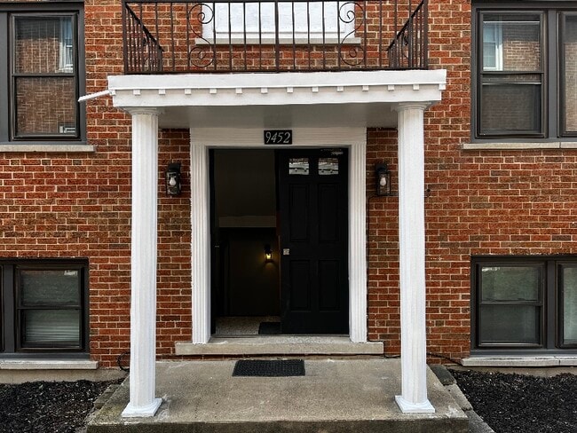 Building Photo - 9452 W Glenlake Ave Rental