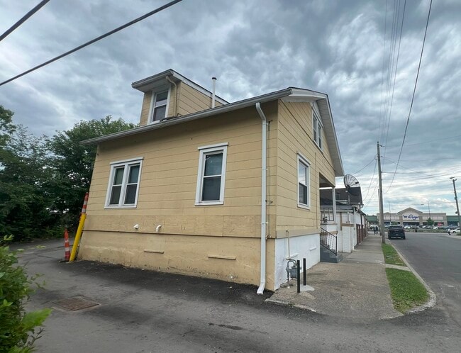 Photo - 673 S 27th St