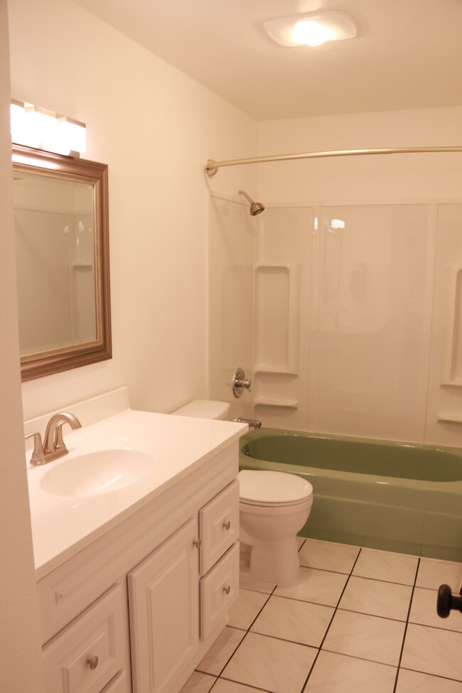 Main Bathroom w/ Bathtub/Shower Combo - 1890 Glacier Ave Apartment Unit 305