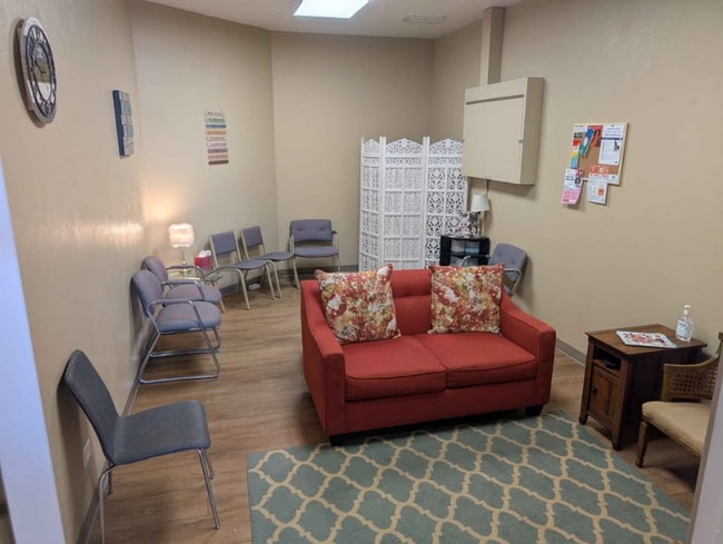 Photo - 112 Shoshone St E