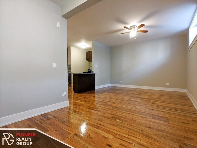 Photo - 627 W Oakdale Ave