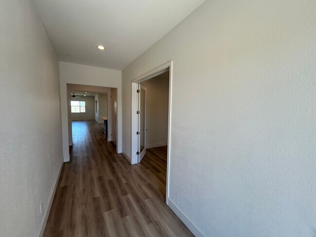 Spacious 4 Bed 2.5 Bath Home in Ellis with... - Spacious 4 Bed 2.5 Bath Home in Ellis with...