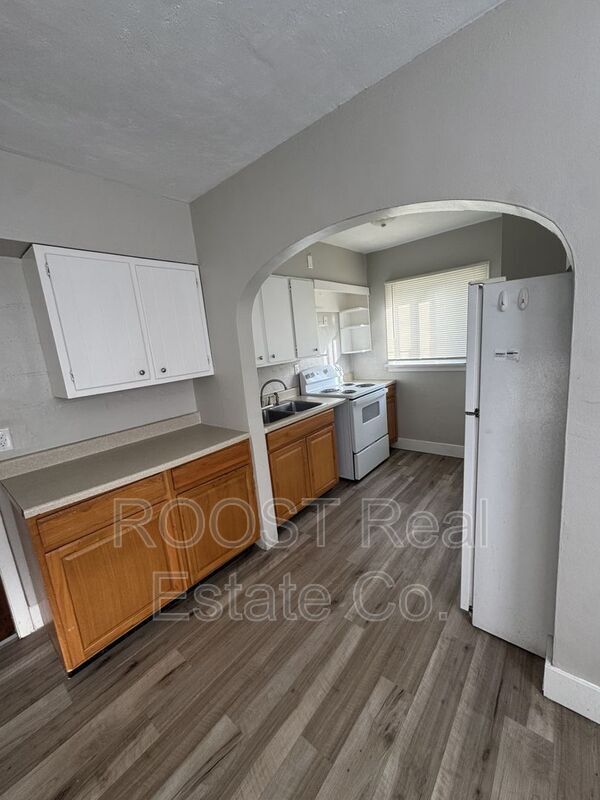 Photo - 1944 Victoria Ave