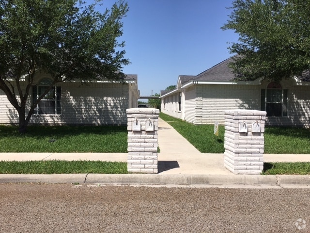 Building Photo - 819 N Cross Ln Unit 4 Rental