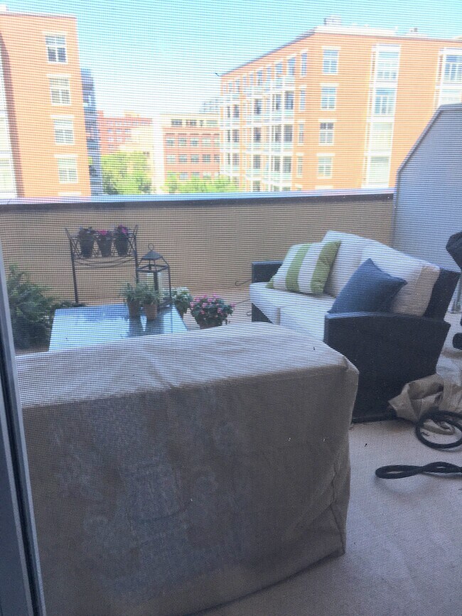 Private 432 SF patio to enjoy - 950 W Monroe St Unit 414