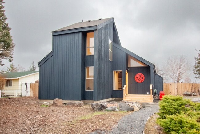 Building Photo - One of a kind home in West Richland