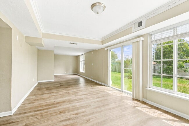 2702 Woodstream Cir