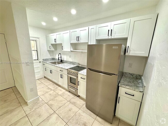 Building Photo - 550 SW 10th St Unit 6 Rental