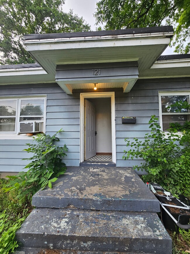 Photo - 121 W 9th St