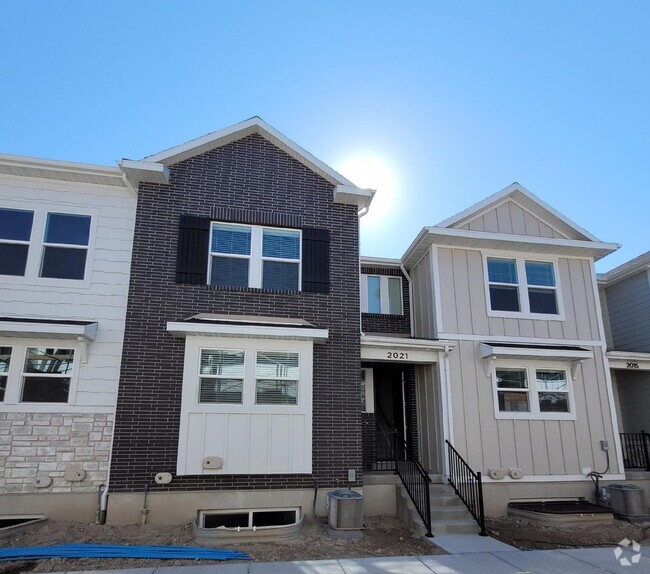 Building Photo - Beautiful Willow Point Townhome