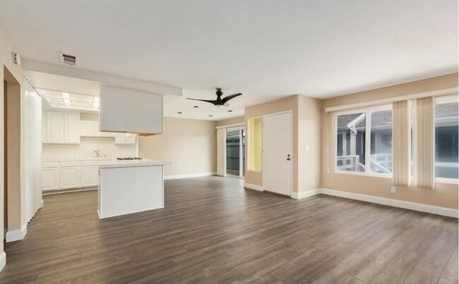 Building Photo - Spacious Carlsbad Condo Walking distance t... Unit 8