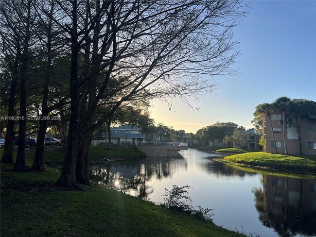 Building Photo - 9777 Westview Dr Unit 1128