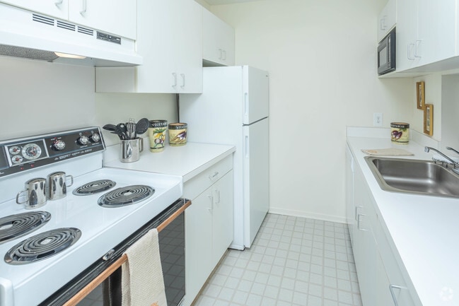 2BR, 1BA - 800 SF The Woodward