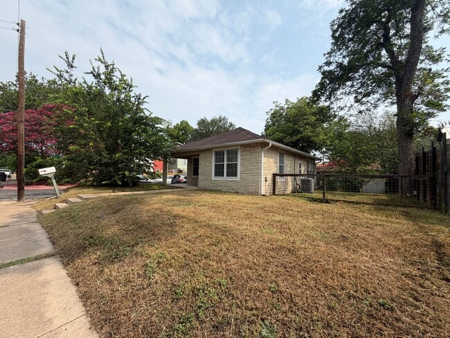Building Photo - CUTE 2/1 HOME CLOSE TO DOWNTOWN