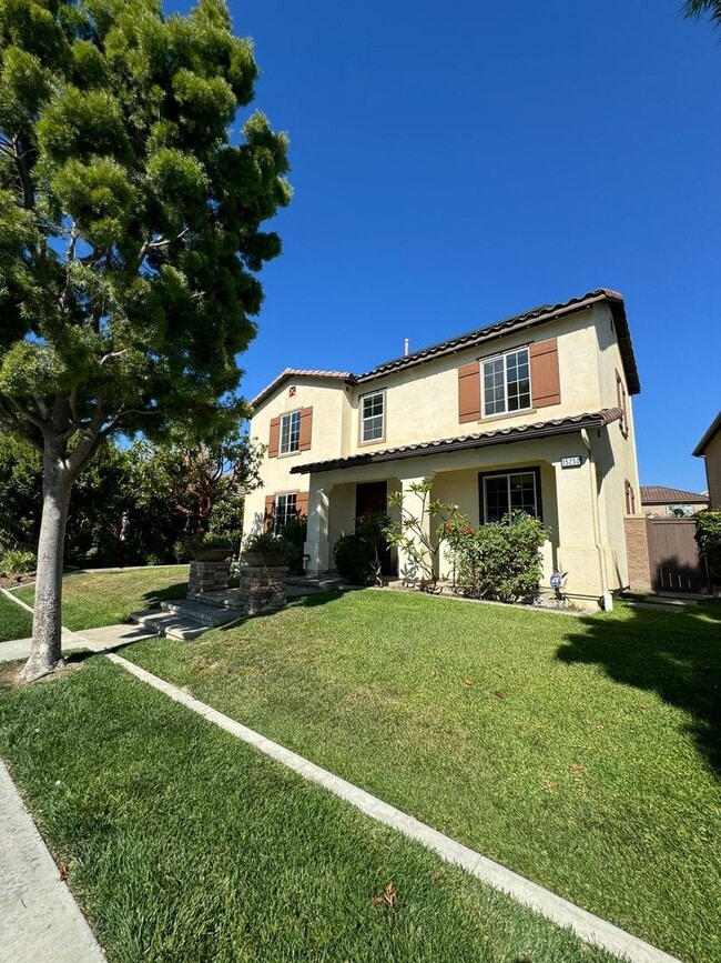 Building Photo - Modern 5 Bed, 4.5 Bath Home in Tustin Legacy