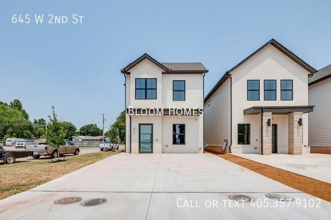 Photo - 645 W 2nd St