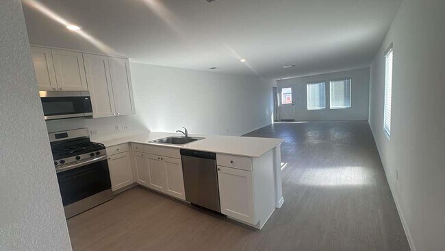 Photo - 208 Skyfire St