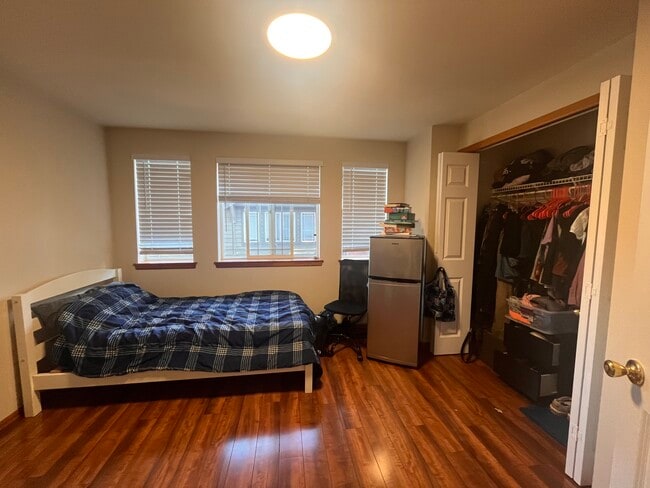 Photo - 933 N 105th St