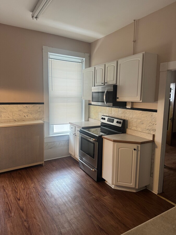 Photo - 415 1/2 E 4th St