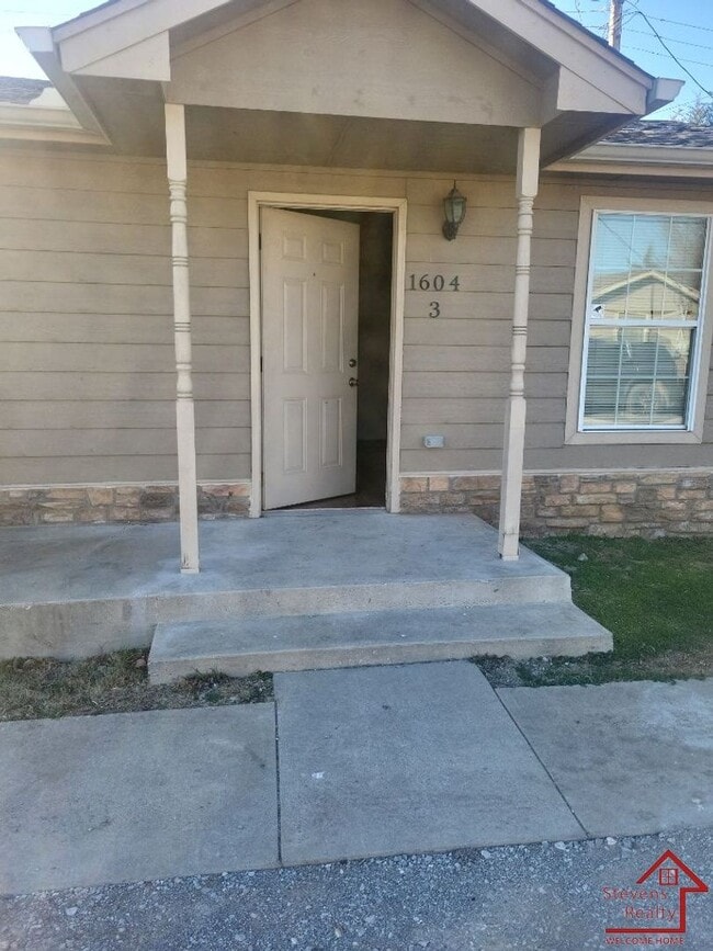 Photo - 1604 NW Lindy Ave