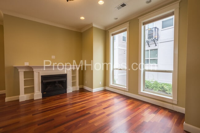 Building Photo - Prime Location - Luxury Two Bedroom Townhouse with Stylish Amenities